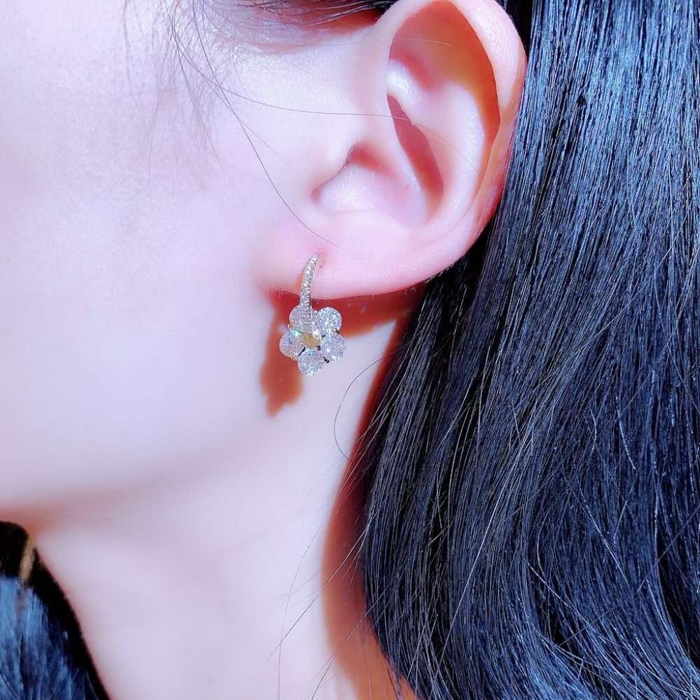 New Gold Plated Flower Earrings - Picture 2 of 4